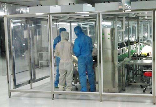 百級(jí)潔凈棚工作原理:風(fēng)機(jī)從FFU頂部將空氣吸入,經(jīng)初效過(guò)濾器,高效過(guò)濾器過(guò)濾,過(guò)濾后的潔凈空氣在整個(gè)出風(fēng)面以0.45m/s±20%的風(fēng)速勻速送出到潔凈棚內(nèi)。