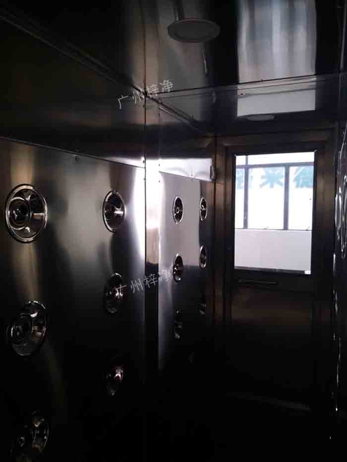 門禁刷卡風(fēng)淋室內(nèi)結(jié)構(gòu)整個(gè)產(chǎn)品外形板材采用304不銹鋼板材沖壓成型，防銹、堅(jiān)固耐用