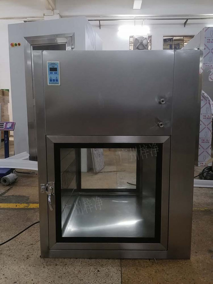 傳遞窗通常包括冷軋鋼板噴塑制作或優(yōu)質(zhì)不銹鋼制作、透明玻璃，紫外線殺菌燈、照明和局部高效過濾器等。