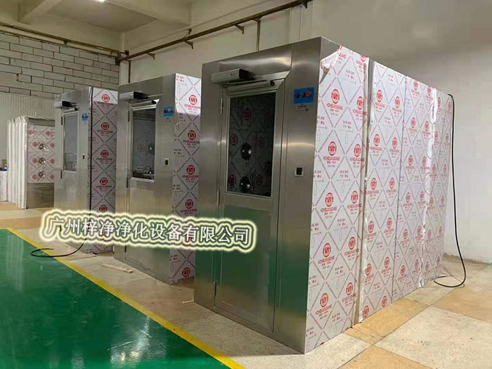 風(fēng)淋室通過(guò)高速氣流將塵埃吹離工作人員的衣物和頭發(fā)，有效降低了進(jìn)入潔凈室內(nèi)的塵埃量，從而維護(hù)了潔凈室內(nèi)的空氣質(zhì)量。