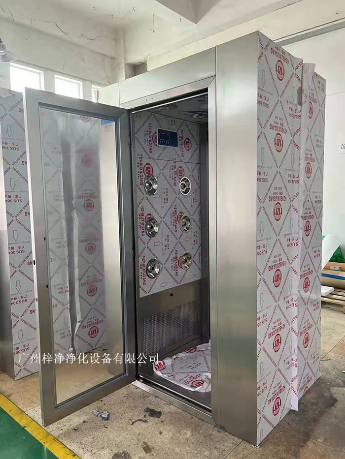 風淋室可以幫助人員快速去除外層服裝上的塵埃