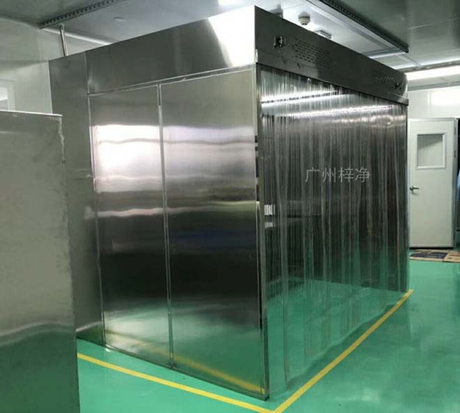 負壓稱量罩內空氣經(jīng)初效過濾器、由離心風機壓入靜壓箱，在經(jīng)高效過濾器后從氣流擴散送風單元出風面吹出，潔凈空氣以均勻的斷面風速流經(jīng)工作區(qū)，從而形成高潔凈的工作環(huán)境。