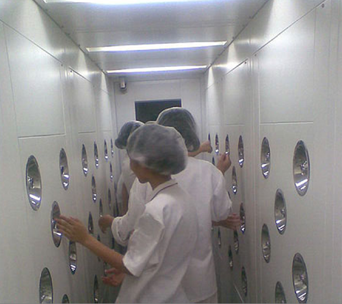 在進入風淋室之前,必須先脫去個人衣物,更換成潔凈服。 在進入風淋室之前,必須先脫去個人衣物,更換成潔凈服。