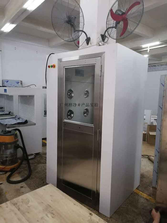 風淋室通過高速氣流的沖擊，使進入潔凈室的人員快速通過一個密封的空間