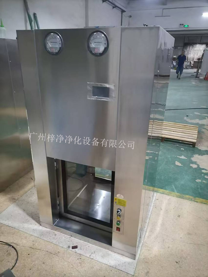 傳遞窗是一種用于潔凈室內(nèi)部或潔凈室與外界之間傳遞物品的設(shè)備，可以防止外部污染進入潔凈室。