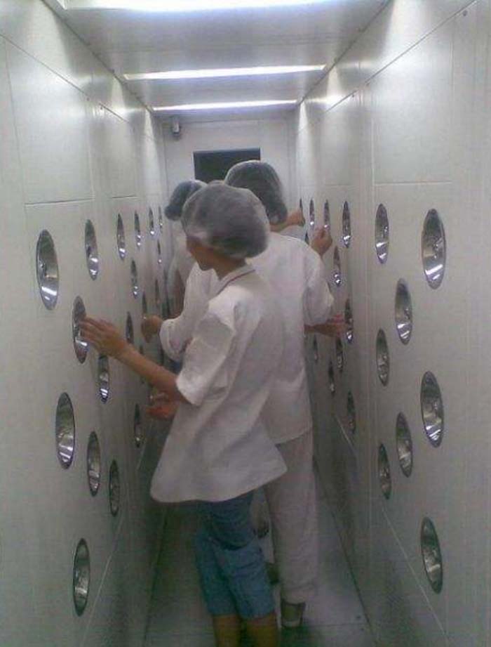 正確使用風(fēng)淋室不僅能夠有效保證潔凈室內(nèi)的環(huán)境潔凈度，還能延長設(shè)備的使用壽命。