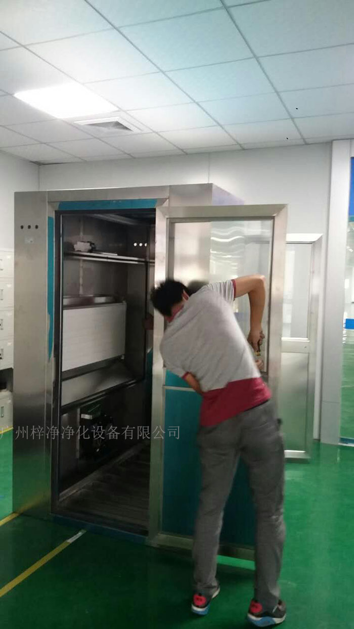 在計(jì)劃安裝風(fēng)淋室的位置用粉筆或標(biāo)記筆進(jìn)行清晰標(biāo)記 在計(jì)劃安裝風(fēng)淋室的位置用粉筆或標(biāo)記筆進(jìn)行清晰標(biāo)記