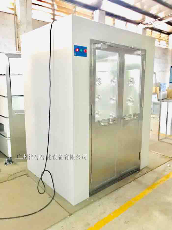 風淋室是潔凈室中的重要設備，風淋室主要用于去除進入潔凈室的人員或物料表面的塵埃和微生物，保證潔凈室內的空氣質量和環境穩定性。