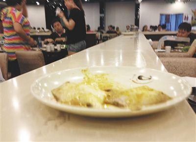 客人剩下的魚(yú)，被擺在一旁的石臺(tái)上，它們隨后被送往后廚，繞一圈后再次出現(xiàn)在餐臺(tái)。
