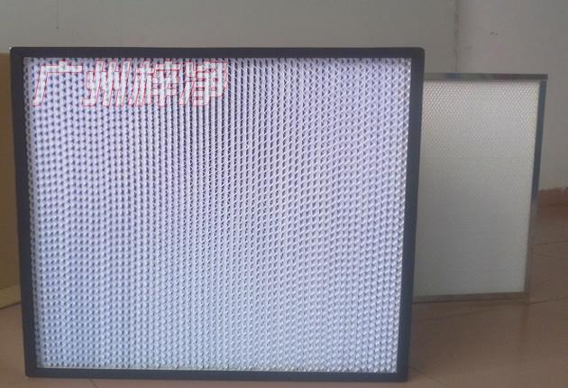 HS有隔板高效過(guò)濾器可廣泛用于光學(xué)電子、LCD液晶制造，生物醫(yī)藥、精密儀器、飲料食品，PCB印刷等行業(yè)無(wú)塵凈化車(chē)間的空調(diào)末端送風(fēng)處。